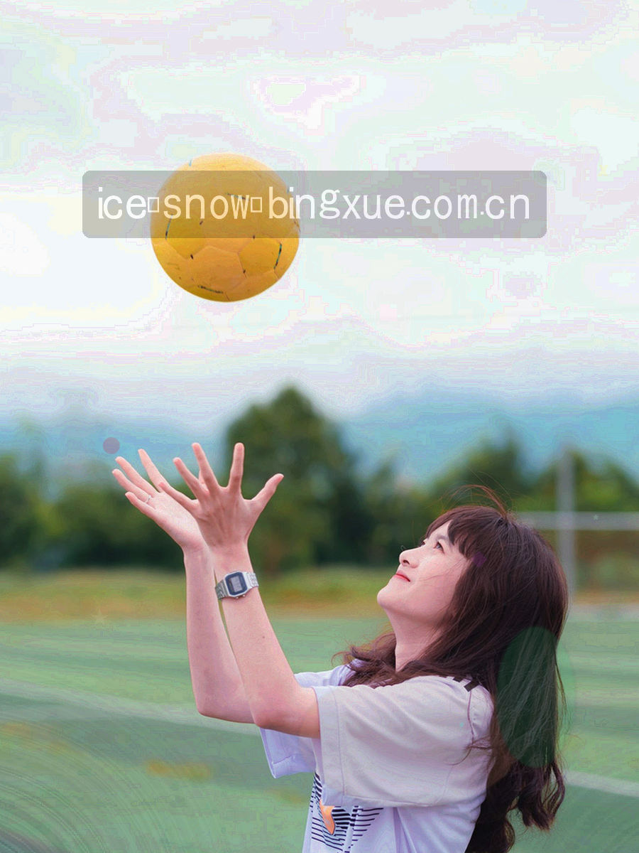 亲子家庭在室内冰雪互动区的手部与背影动态，冰蓝灯光下氛围温暖
